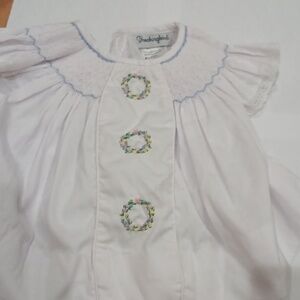 Smokingbird  flower and white dress ruffle sleeves